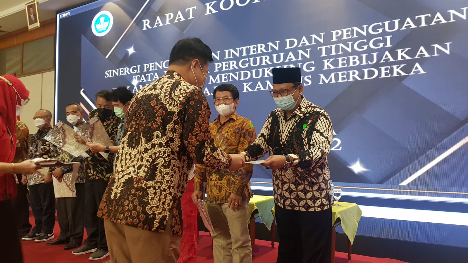 Penyerahan Piagam Penghargaan Atas Keberhasilan Universitas SIliwangi (FISIP) Membangun ZONA INTEGRITAS WILAYAH BEBAS DARI KORPUSI (ZIWBK)